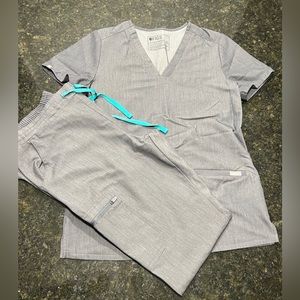 FIGS Scrubs. XS Graphite Casma 3Pocket Top & S Graphite Yola Tall Skinny Pants.